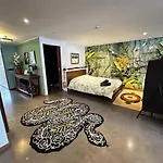 Private Studio - FREE PARKING
